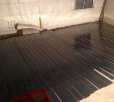Lambris peint anthracite sous l?avant toit