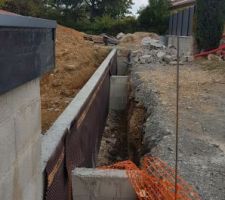 Le mur de soutènement qui maintient le chemin d'accès