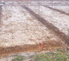 Allez c'est parti terrassement fait, 3 rangs vide sanitaire modifiés en 2 rangs de 25, car au vu du terrain cela était mieux, équipe présente sur place très sympathique et compétente.