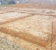 Ferraillage sérieux, le terrassier a prévu l'évacuation de l'eau vu le temps actuelle donc cela va surement servir les prochains jours