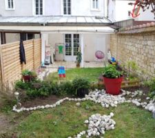 Vue emplacmement futur extension (en lieu et place de l'actuel appenti en polycarbonate) 
l'extension viendra s'accrocher au bati existant (toit zinc) et de chaque coté un mur sera érigé