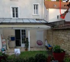 Vue emplacmement futur extension (en lieu et place de l'actuel appenti en polycarbonate) 
l'extension viendra s'accrocher au bati existant (toit zinc) et de chaque coté un mur sera érigé