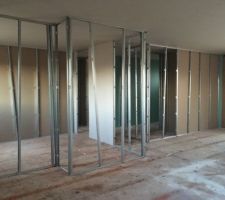Cloison en cours de montage