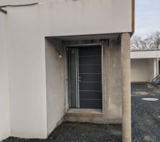 Enduit de la porte d'entrée pas fini