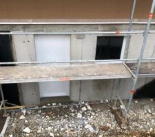 Mise en place des portes et fenêtres de la cave. La maison est complètement fermée ! :)