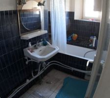 Juillet/Aout 2020: Sdb RDC après avoir retiré les meubles. Photos tirées de l'épisode 27 de - La rénovation de Koggy - visible sur Youtube sur ce lien : https://bit.ly/KoggyEP27