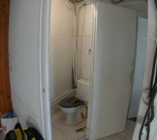 Juillet/Aout 2020: WC RDC meuble retiré. Photos tirées de l'épisode 27 de - La rénovation de Koggy - visible sur Youtube sur ce lien : https://bit.ly/KoggyEP27