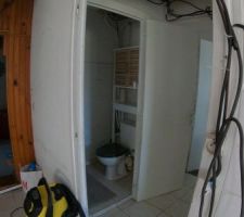 Juillet/Aout 2020: WC RDC meuble à retirer. Photos tirées de l'épisode 27 de - La rénovation de Koggy - visible sur Youtube sur ce lien : https://bit.ly/KoggyEP27