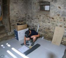 Juillet/Aout 2020: Buanderie, je monte une étagère. Photos tirées de l'épisode 27 de - La rénovation de Koggy - visible sur Youtube sur ce lien : https://bit.ly/KoggyEP27