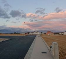 Les lampadaires sont pos&eacute;s. Le lotissement prend forme !!