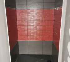 Carrelage et fa&iuml;ence salle d'eau. Manque les joints du sol et les plinthes.