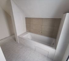 Carrelage et fa&iuml;ence salle de bain. Manque les plinthes