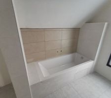 Carrelage et fa&iuml;ence salle de bain. Manque les plinthes