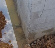 Canalisation réservée pour futures eaux usées, qui sort sous la dalle du Sous-sol