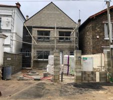 Maçonnerie en cours pour le mur de clôture sur rue