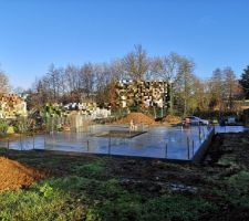 Rien de mieux qu'un ciel bleu d'hiver pour une dalle 
Vue du bout du jardin ou vue du drain de l'agriculteur lol