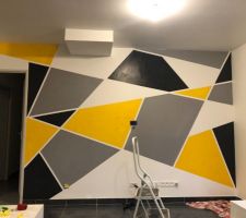 Voilà c?est parti pour le dernier pan de mur que l?on savait pas comment et surtout quelles couleurs choisir
On opte sur du graphique géométrique