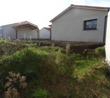 Les terres ont été étalées, mais ils ont oublié le coin, la borne du terrain se trouve dans l'angle inférieur doit de la photo.