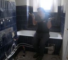 Aout 2020: Destruction de la salle de bain.  Photos tirées de l'épisode 28 de - La rénovation de Koggy - visible sur Youtube sur ce lien : https://bit.ly/KoggyEP28