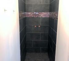 Faïences et mosaïques de la douche à l'italienne du rez-de-chaussée terminées