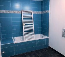 Faïences et mosaïques de la salle de bain des enfants terminées