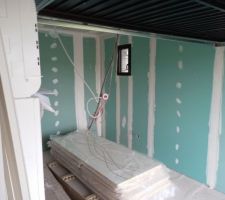 C'est bon le garage est fini fenêtre posée et isolant terminé également