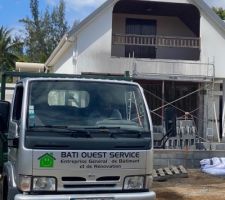 Pause du bâtiment au 20 décembre, reprise début janvier pour le plaquiste et l'électricien.
Nous sommes content de l'entreprise qui respecte les délais , un travail soigné, un chantier propre .