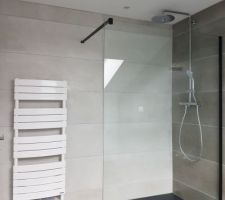 Réalisation de la salle de bain du haut avec pose de carreau 120*40, receveur et paroi de douche noirs, seche serviette