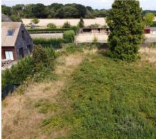 Terrain de 728m². Façade de 16,57m, profondeur 48m