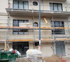 Ils commencent à finir la façade...rez de chaussée et premier étage...