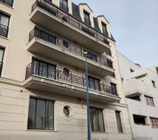 Ils commencent à finir la façade...rez de chaussée et premier étage...puis miracle vers le 9 décembre sont apparus les balcons...