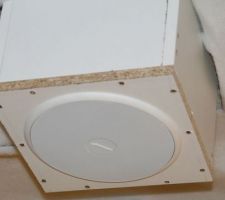 Enceinte derrière plafond tendu