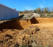 En premier plan le garage et ensuite la maison