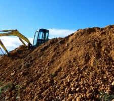 J'aime bien cette photo, on se rend bien compte de la montagne de terre bien pr&eacute;sente!