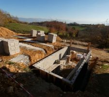 On voit bien sur cette photo le garage qui est plus bas que la maison, d'o&ugrave; les &eacute;normes tas de terre pour tout d&eacute;caisser.