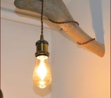 Suspension bois flotté, ampoule et fil électrique vintage
Toute la rénovation ici : http://renovationamateur.blogspot.com/2020/12/salle-de-bain-baignoire-dangle-tablier.html