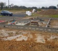 D&eacute;but de la mise en places des R&eacute;seaux, juste position de l'&eacute;vacuation douche pas assez sur la droite de la photo (mais non scell&eacute; donc surement provisoire)
Chantier toujours aussi propre