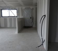 Grosse fuite au niveau de la porte d'entrée. Selon le CDT, c'est le plastique qui protège la porte pour le moment qui l?empêche d'être étanche.