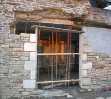 Cr&eacute;ation de la baiede la chambre en pierre de taille