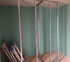 Emplacement de notre salle de bain du haut : A gauche douche, à droite, les ouataires