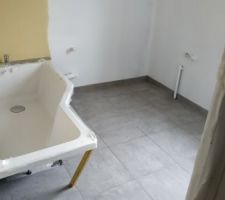 Carrelage au sol de la salle de bain de l'etage