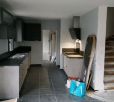 L'installation de la cuisine a bien avancé, il reste encore le plan bar a poser