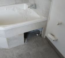 Pose de la faience de la salle de bain à l'etage et du parement pour la baignoire