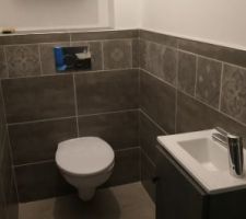 Pose de la faience des wc de l'etage avec la creation du petit meuble lave main