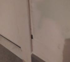 Test étanchéité raté du à de nombreux gros trous entre l'escalier et le placo et l'encadrement des ouvertures (portes et fenêtres) et le placo