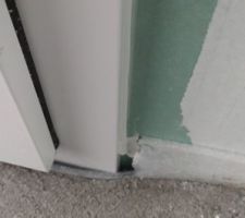 Test étanchéité raté du à de nombreux gros trous entre l'escalier et le placo et l'encadrement des ouvertures (portes et fenêtres) et le placo