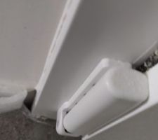 Test étanchéité raté du à de nombreux gros trous entre l'escalier et le placo et l'encadrement des ouvertures (portes et fenêtres) et le placo