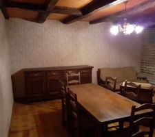 Toujours le salon. Murs brique plâtre, mais la pierre derrière est ensuite de ciment, des soucis d'humidité à gérer?