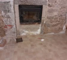 Cheminée bouchée pour y mettre un insert, que je vais enlever car en plein milieu de la cuisine.