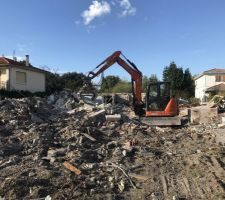 10/09/2020 : démolition de la maison existante (140 m2) et décapage du terrain par l'entreprise Anthony Piochaud, qui va prendre environ 2 bonnes semaines.